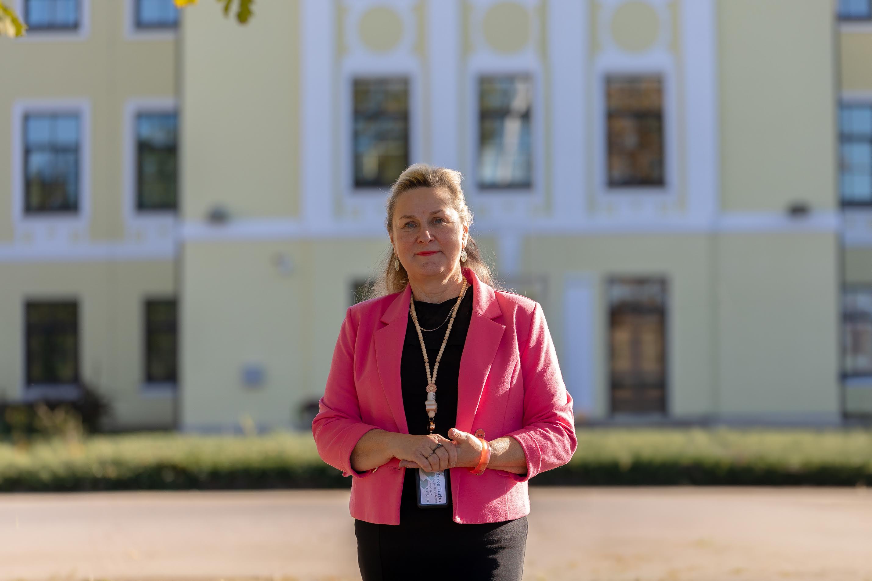 Võrumaa haridus- ja tehnoloogiakeskuse (EWERS) teeninduse ja äri valdkonna juhtivõpetaja ning Võrumaa täiskasvanuhariduse koordinaatori Viibeke Turba jaoks tähendab elukestev õpe julgust olla uudishimulik, valmis muutuma ja endale aeg-ajalt tunnistama, et kõike ei peagi veel oskama. Foto: Aigar Nagel